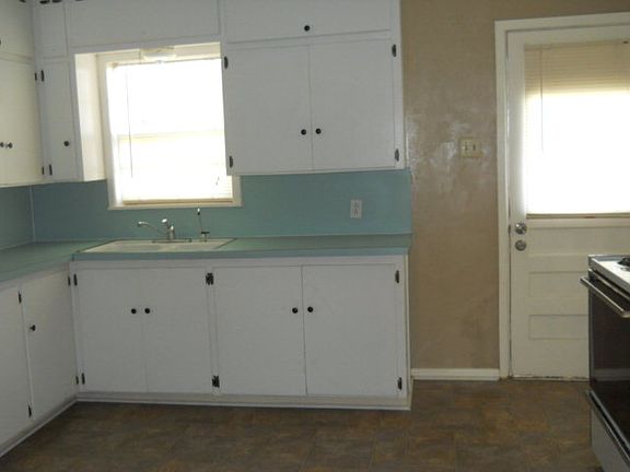 4th image of 1700 Doran Dr