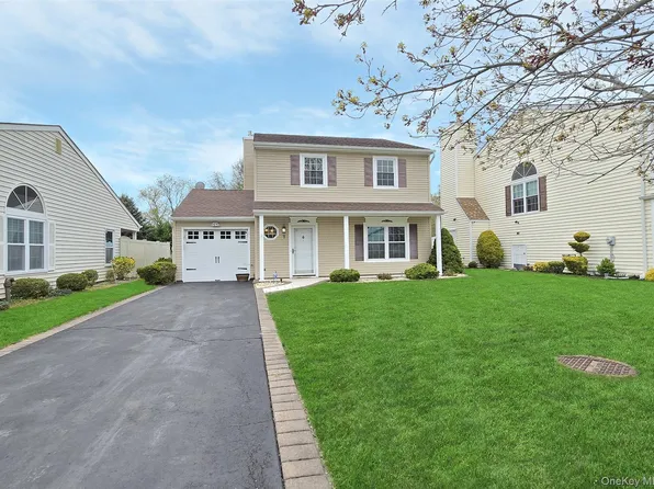 7 Peacock Path, Coram, NY 11727