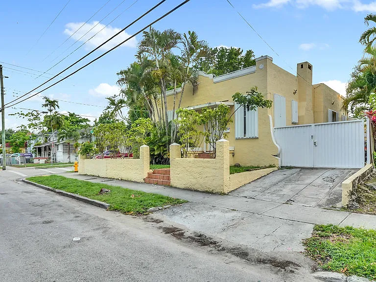 242 SW 15th Ave #A — Photo 2