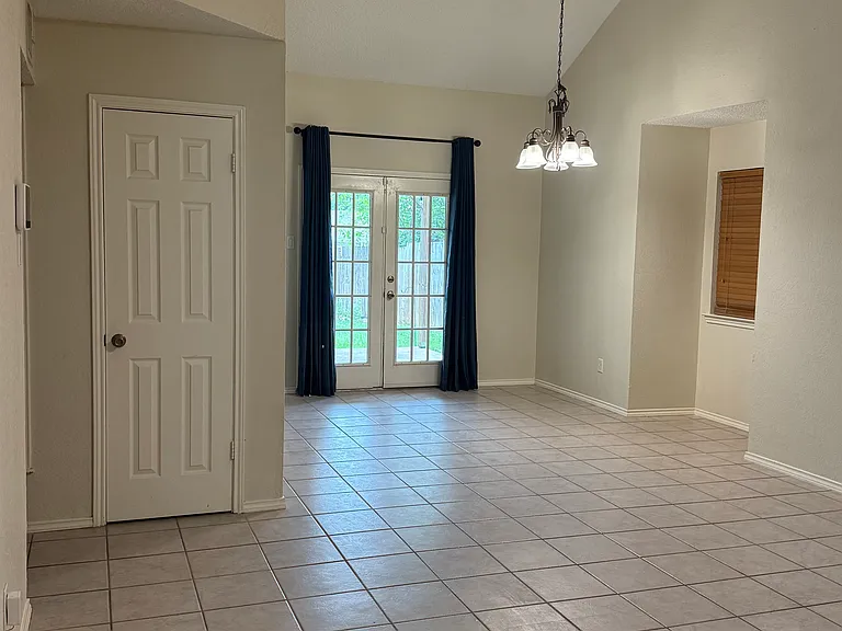 239 Rodeo Dr — Photo 4