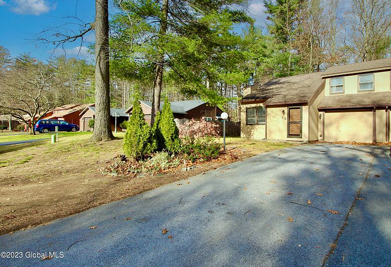 5th image of 13 Pepperbush Place