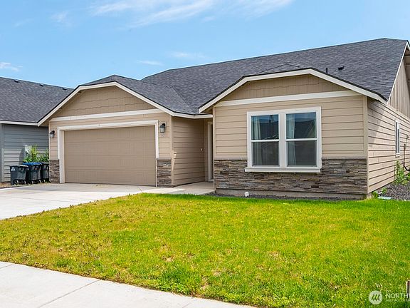 3rd image of 1013 W Maple Drive