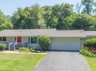 660 Park Er Woods Dr, Rockford, IL 61102
