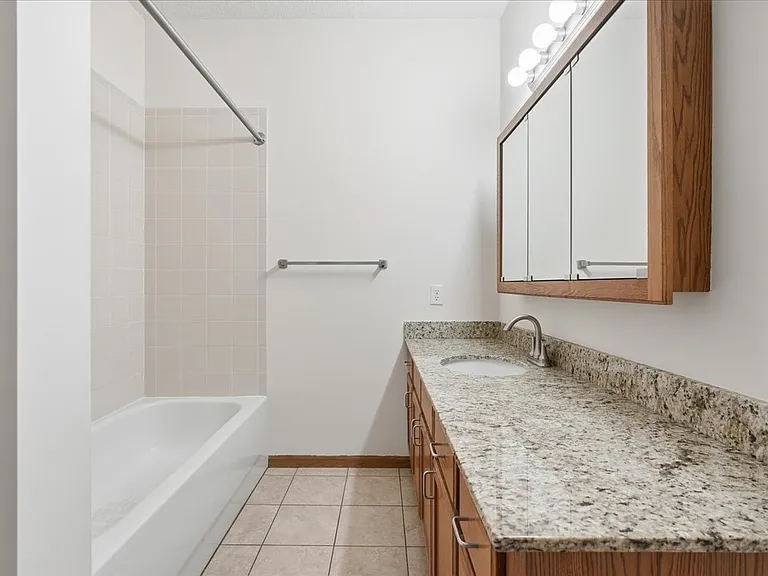 Crown Villa Apartments — Photo 20