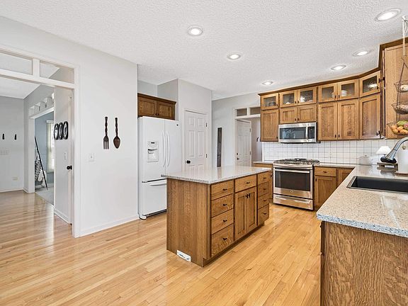 3rd image of 900 Price St