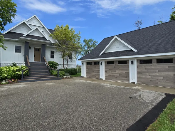 7616 1st St, Onekama, MI 49675