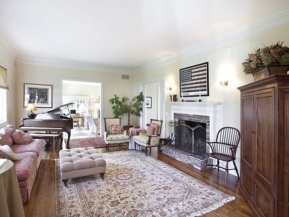 3rd image of 54 Montauk Avenue Ext