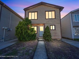 26 Manchester Dr, Staten Island, NY