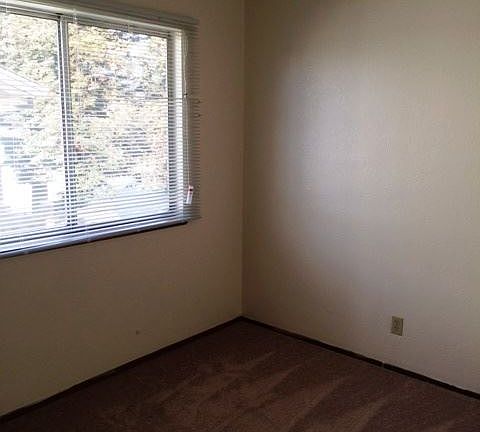 4th image of 20 Locust Ave APT D