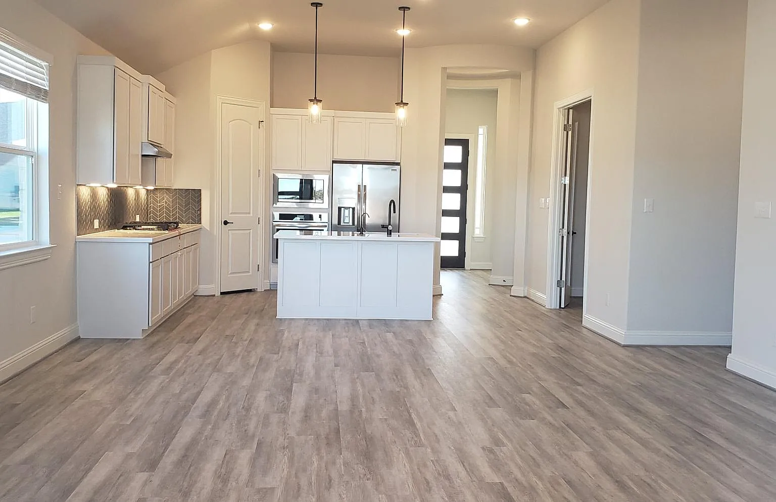 4 bed, 2211 sqft, $3,000 — Photo 3