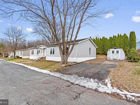 3rd image of 921 Lakeview Dr