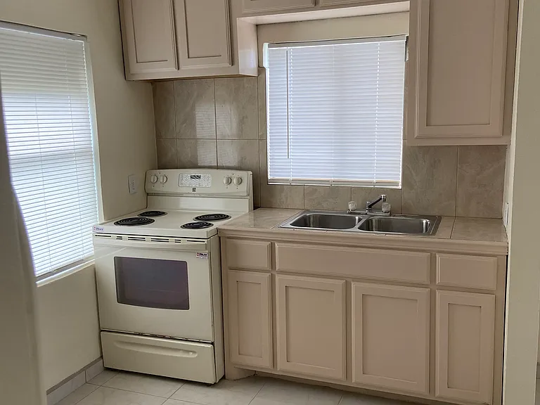 307 S Cox St #B — Photo 11