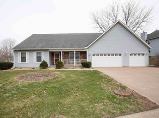4233 Woodland Ct, Davenport, IA 52807