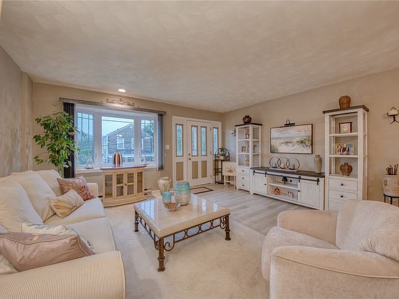 4th image of 1239 Holmes St
