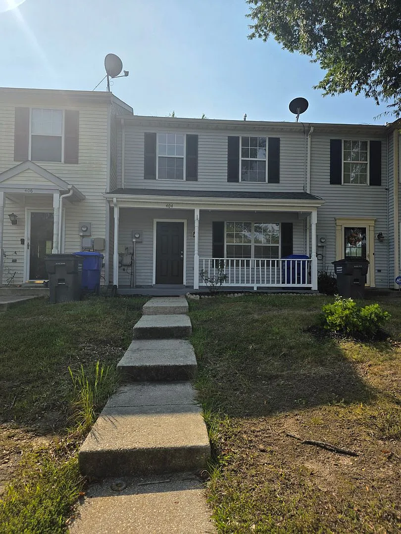 Beautiful 2-Level Townhome — Photo 1
