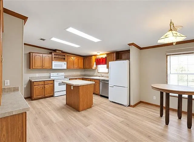 3 bed, 2.0 bath, 1600 sqft, $1,600 — Photo 2