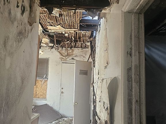 5th image of 3332 W Congress Pkwy
