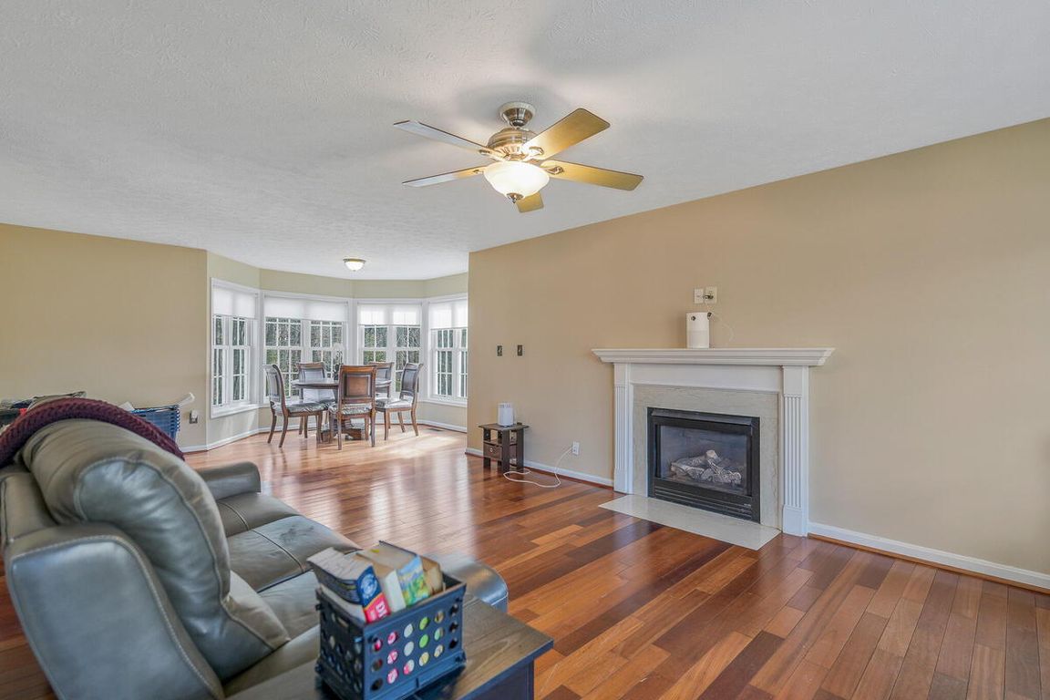 Living Room-013-038-1200x800