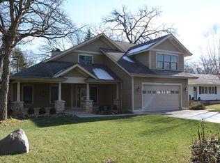353 Richmond Ln, Crystal Lake, IL 60014