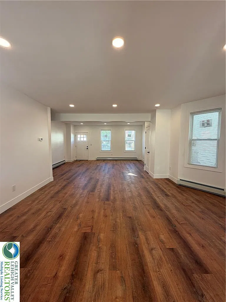 4 bed, 1.5 bath, 1800 sqft, $2,495 — Photo 4