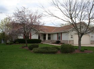 1237 Riverton Dr, Mukwonago, WI 53149