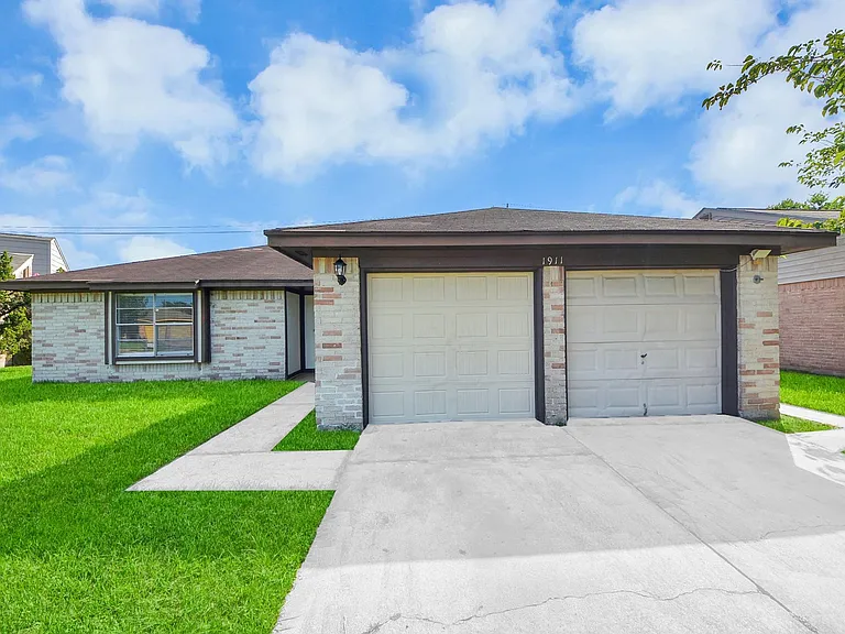 1911 Hammerwood Dr — Photo 3
