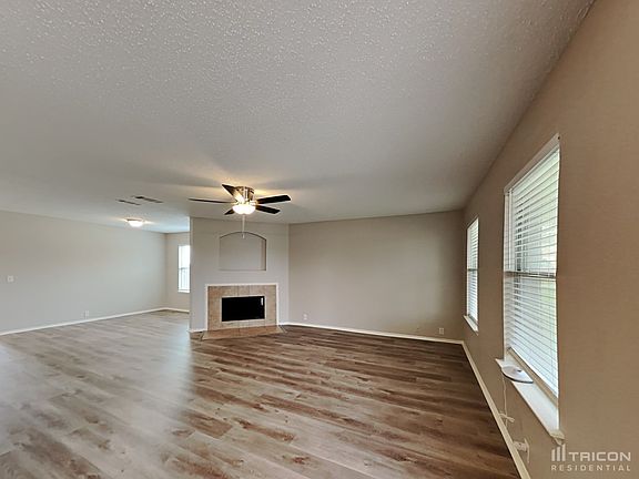 2nd image of 604 Lakeview Dr
