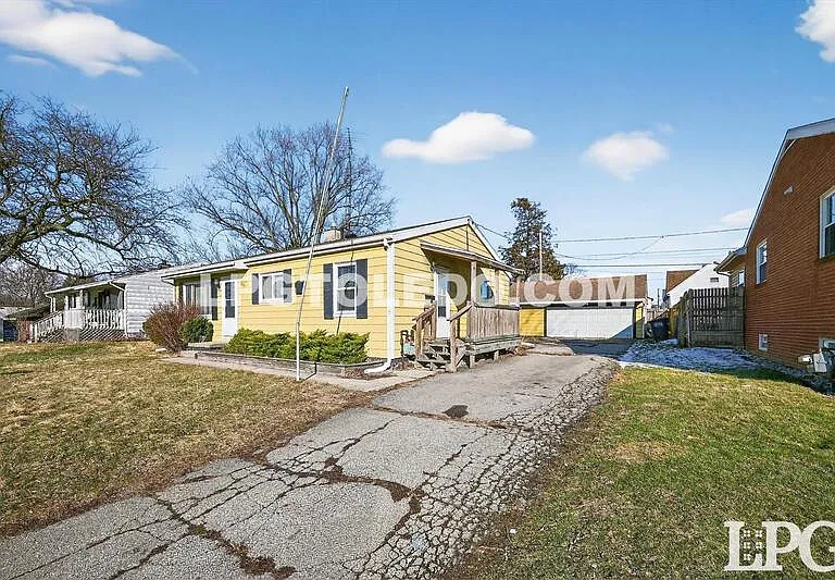 1525 Akron St — Photo 3