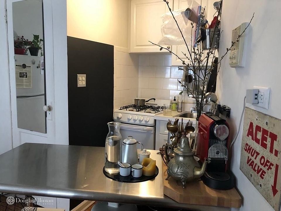 2nd image of 461 Saint Johns Pl APT 1F