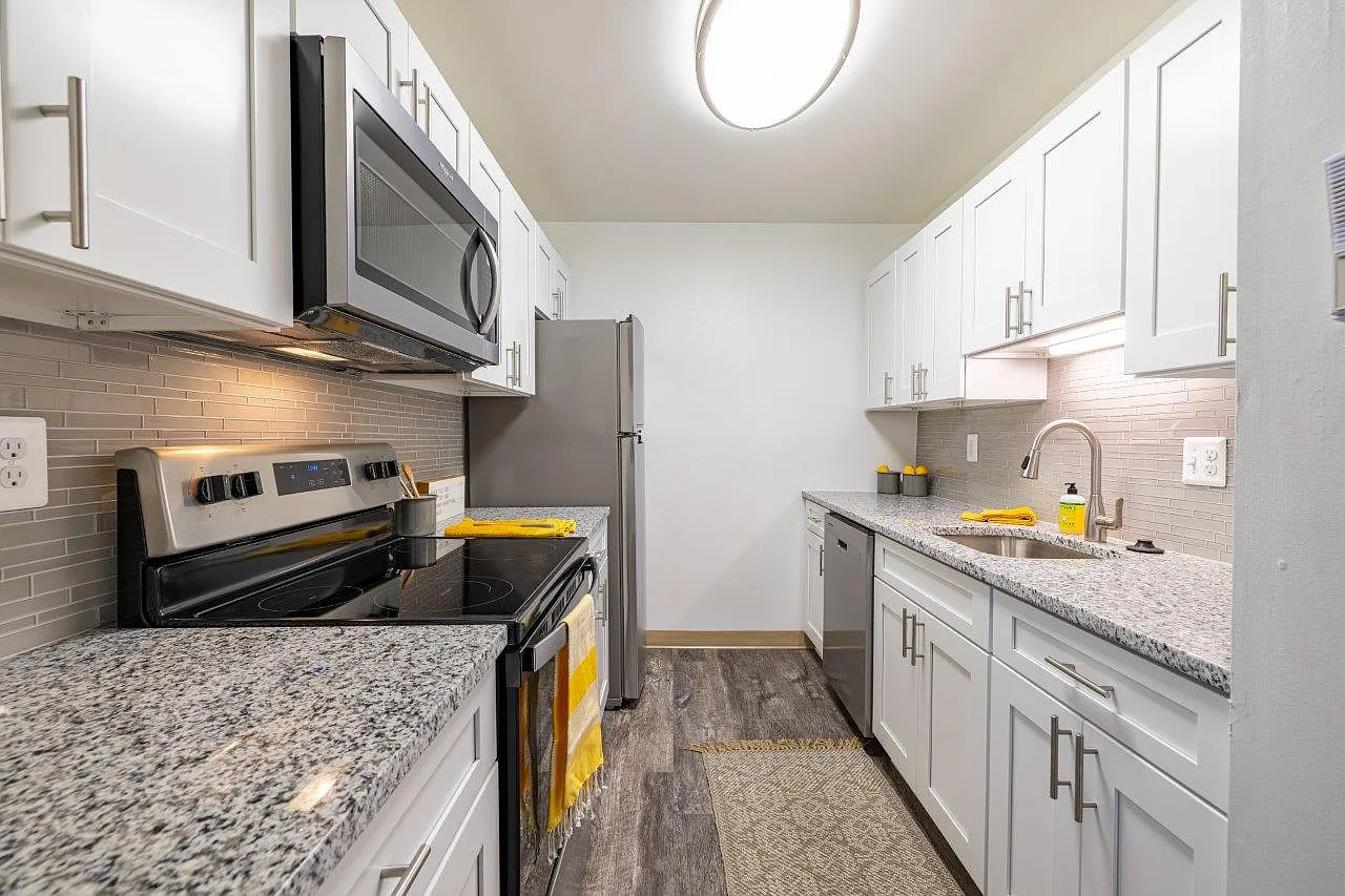 Squires Manor Apartment Homes — Photo 1