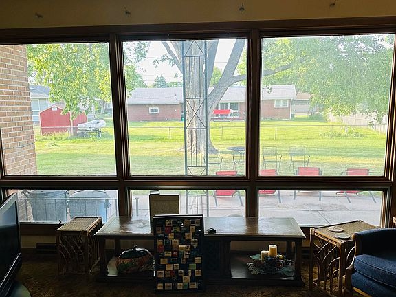 4th image of 2304 Parkview Dr