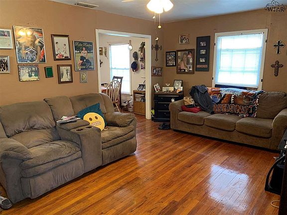 3rd image of 414 N Beverly Dr