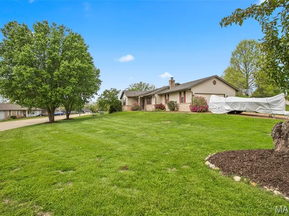 4 Arlington Oaks Dr, Cedar Hill, MO 63016