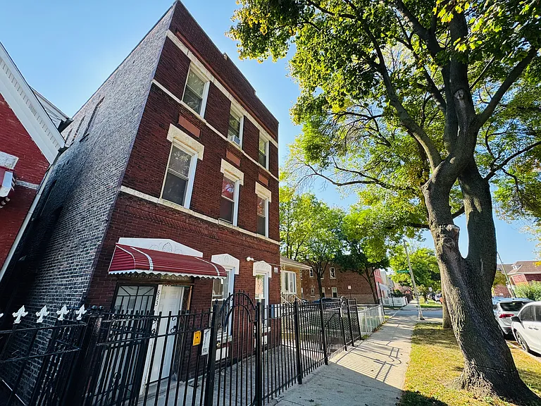833 W 35th Pl #1R — Photo 17