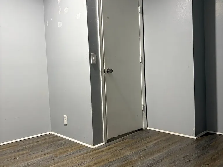 724 W Elm St — Photo 15