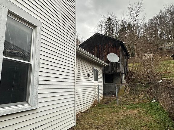 3rd image of 318 Broad St