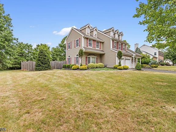 3rd image of 220 Lindsay Ct