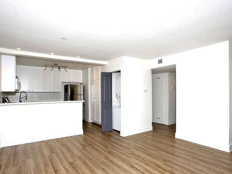 Lakehouse Apartments — Photo 2