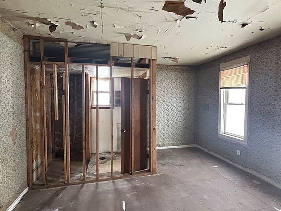 4th image of 756 Brown St