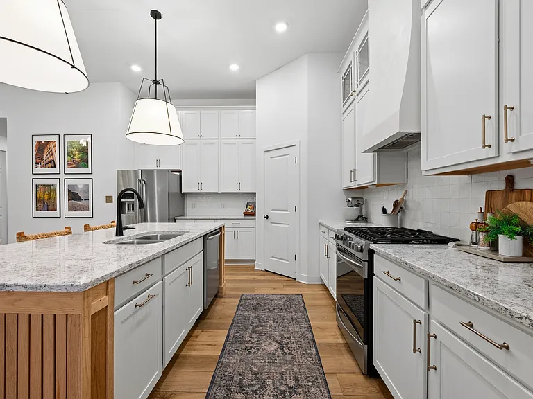 10810 Cornell St — Photo 8
