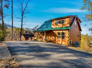 586 Chickasaw Gap Way, Pigeon Forge, TN 37863