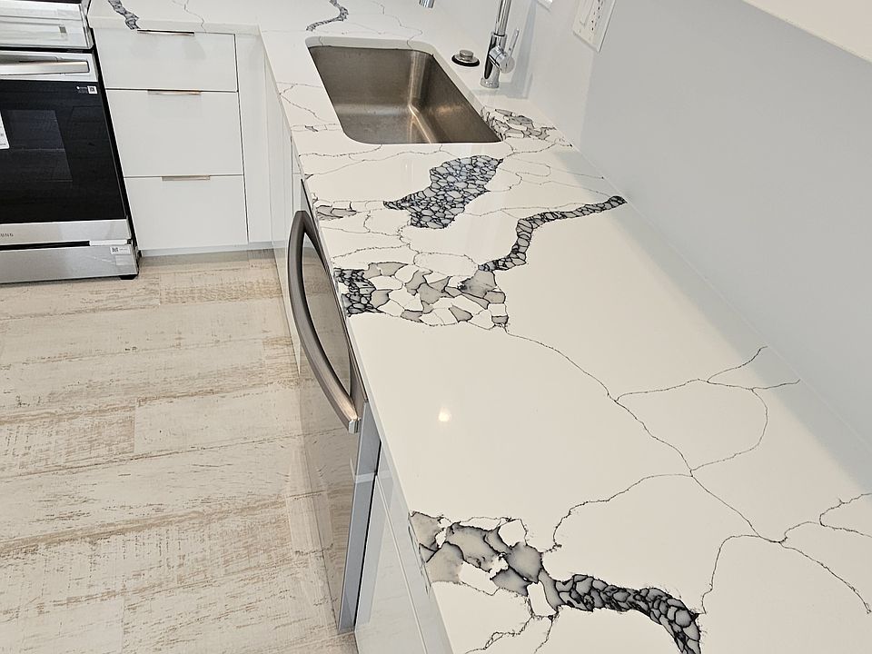 Just look at those superfabulous bold countertops.