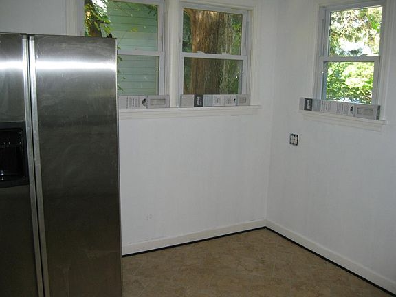 Kitchen & table space