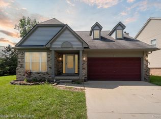 5990 Rolling Ridge Dr, Trenton, MI 48183