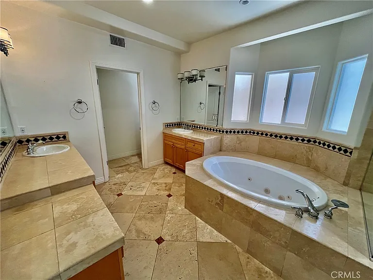 715 S Broadway #B — Photo 34