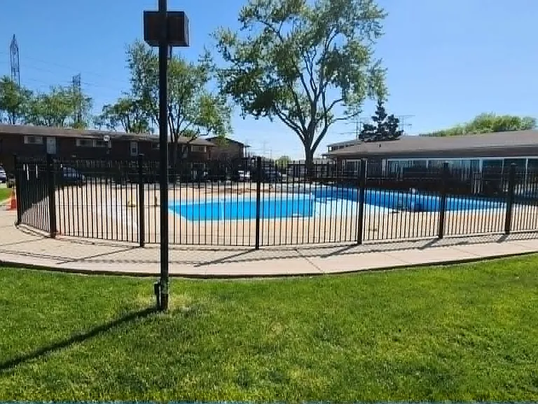 1910 W Hatherleigh Ct #2E — Photo 5