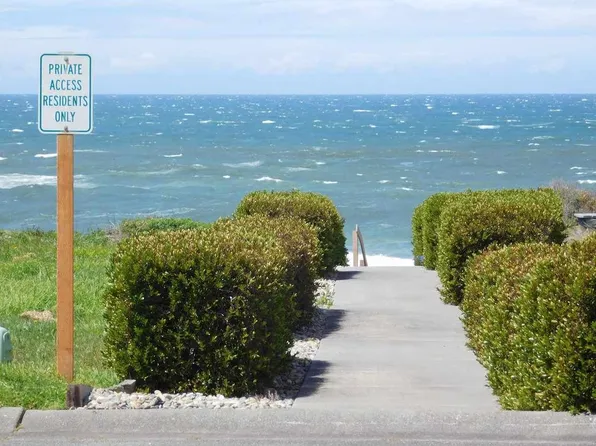 360 Shoreline Dr, Smith River, CA 95567