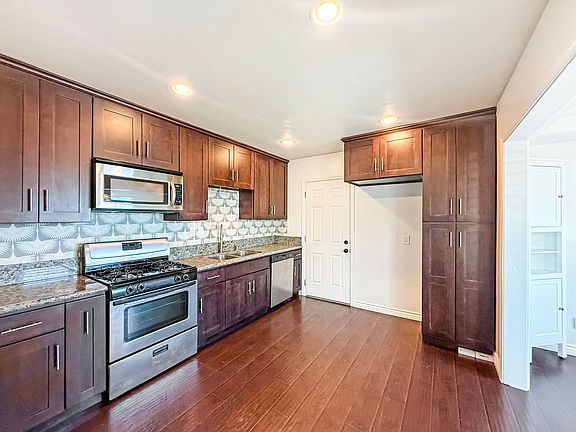 4th image of 245 Lindell Ave