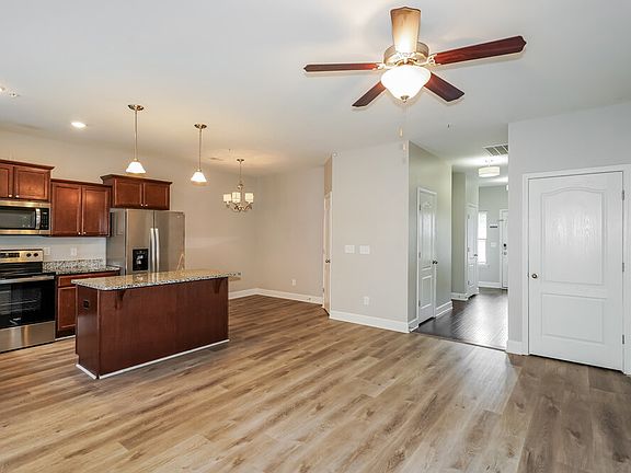 4th image of 1047 Chatsworth Dr