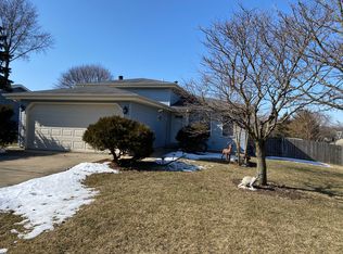 992 Valley View Trl, Carol Stream, IL 60188